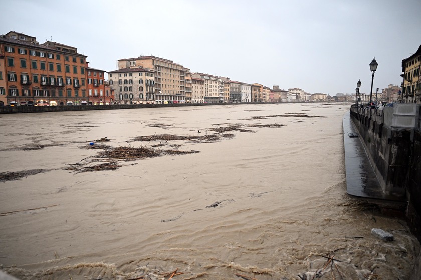 Maltempo, a Pisa montaggio paratie e lungarni e ponti chiusi