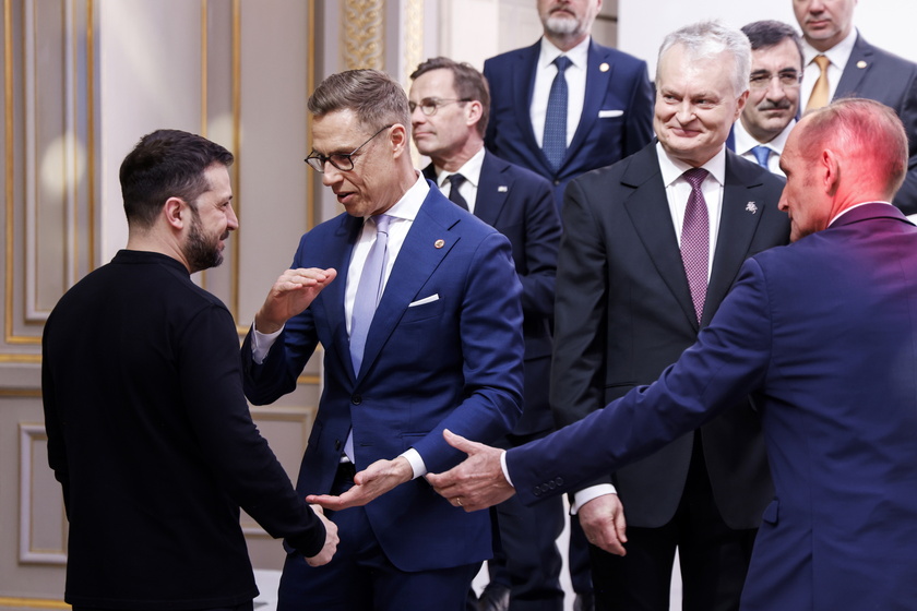 French President Macron hosts summit on security for Ukraine