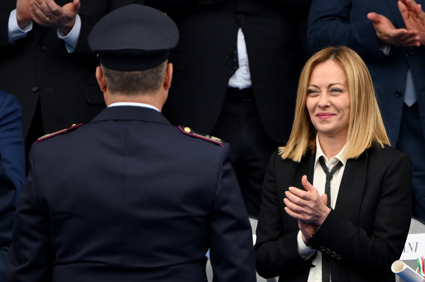Meloni alla cerimonia per l'anniversario della Polizia
