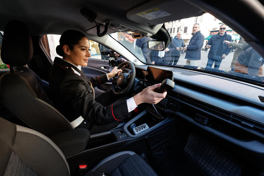 Nuova Jeep elettrica per l'Arma dei Carabinieri