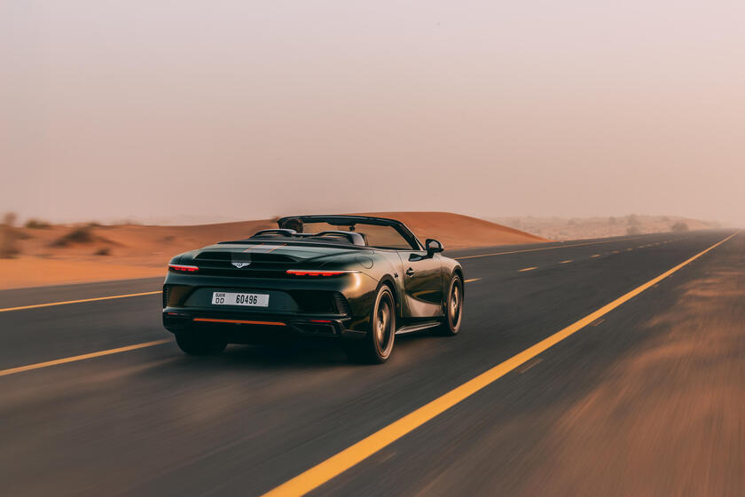 La Bentley Batur Convertible debutta a Dubai