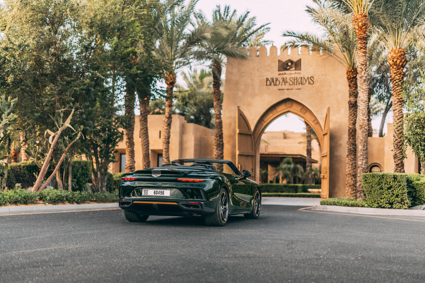 La Bentley Batur Convertible debutta a Dubai