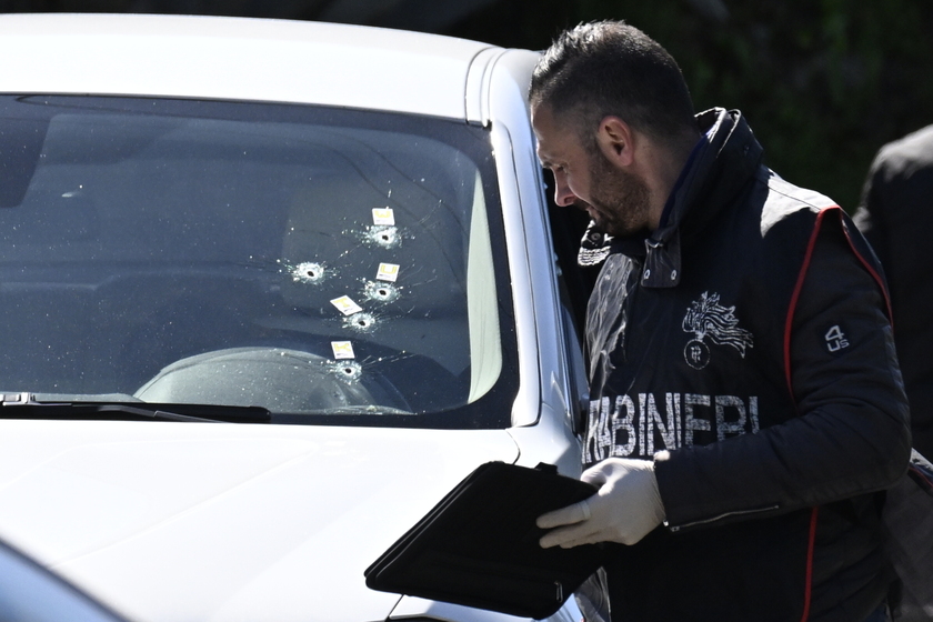 Uomo ucciso in auto a poca distanza da una scuola
