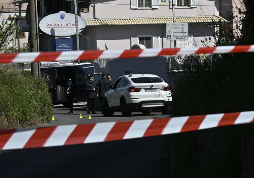 Uomo ucciso in auto a poca distanza da una scuola