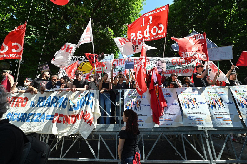 Primo maggio: a Torino bruciate bandiere Usa, Israele e Ue
