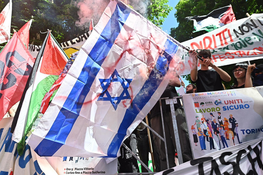 Primo maggio: a Torino bruciate bandiere Usa, Israele e Ue