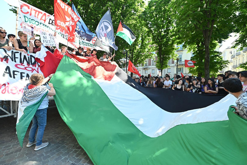 Primo maggio: a Torino bruciate bandiere Usa, Israele e Ue
