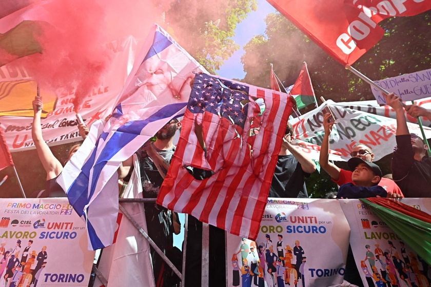 Primo maggio: a Torino bruciate bandiere Usa, Israele e Ue