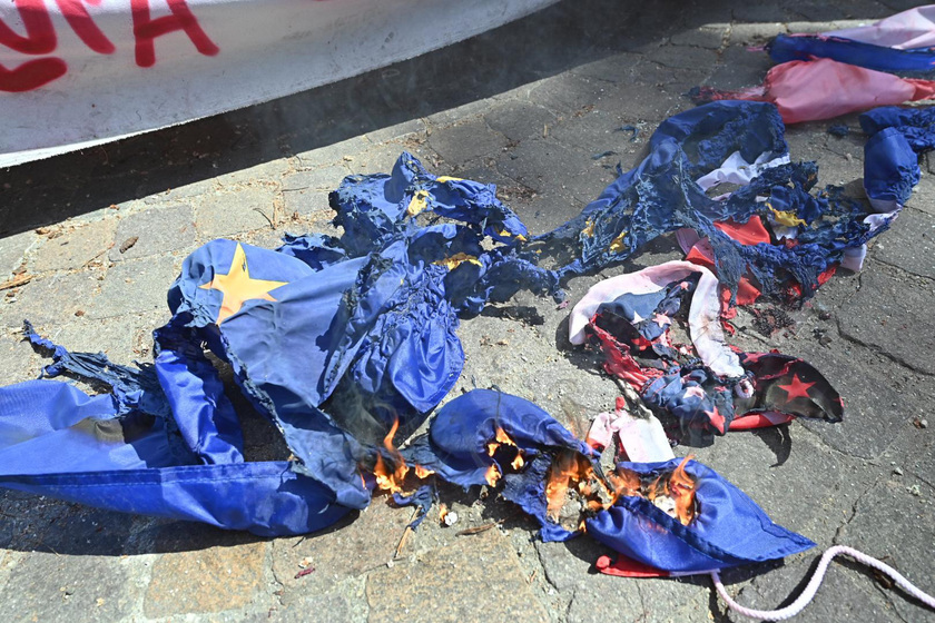 Primo maggio: a Torino bruciate bandiere Usa, Israele e Ue