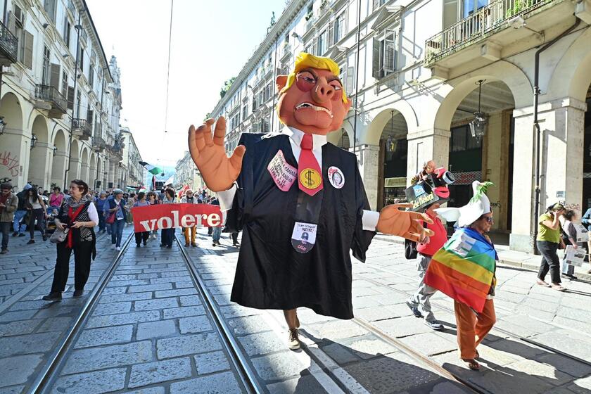 Primo maggio: a Torino fantocci di Trump e della premier