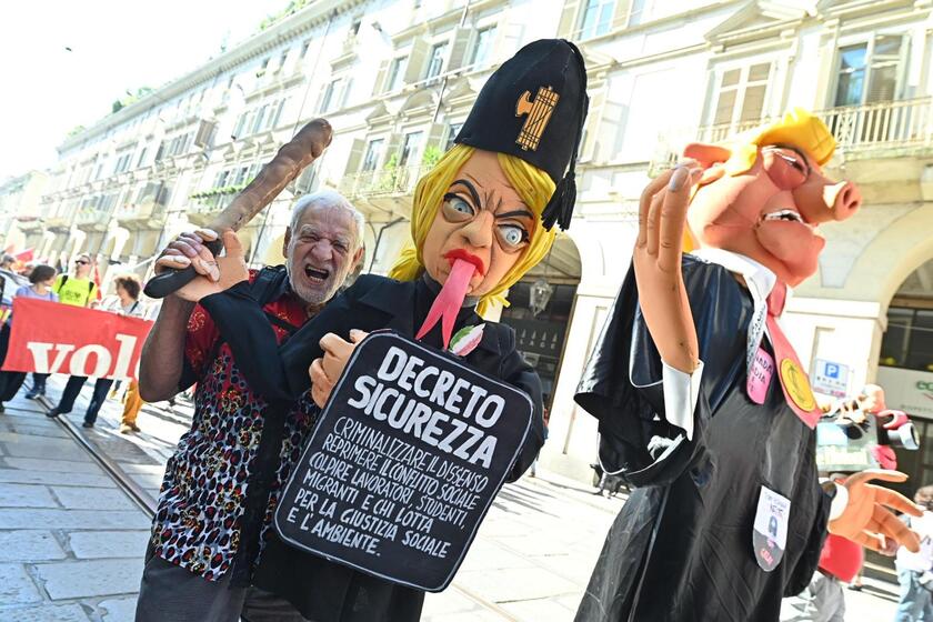 Primo maggio: a Torino fantocci di Trump e della premier
