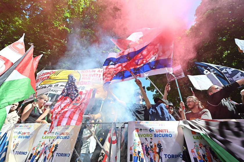 Primo maggio: a Torino bruciate bandiere Usa, Israele e Ue