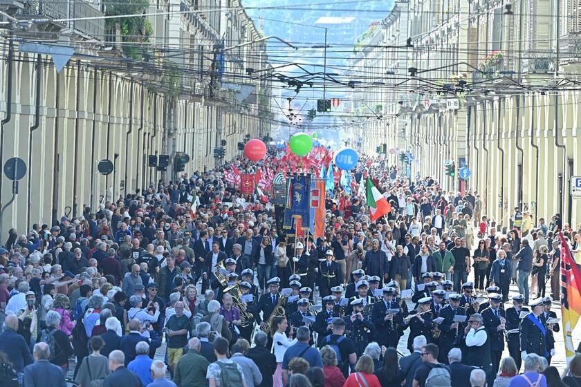 Primo Maggio, corteo a Torino partito da piazza Vittorio