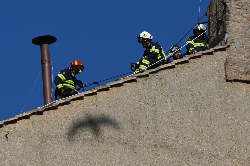 Conclave chimney being installed on Sistine Chapel roof (3)