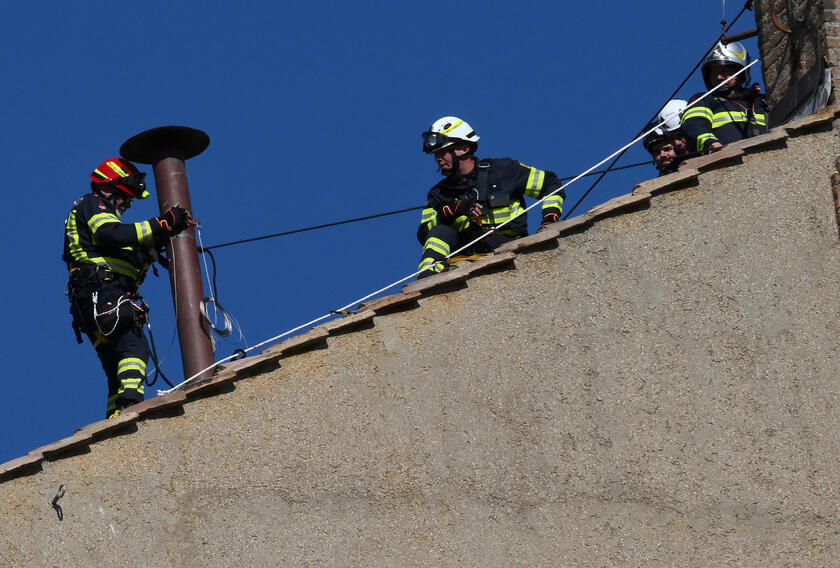 Conclave: lavori in corso, si monta il comignolo sulla Sistina