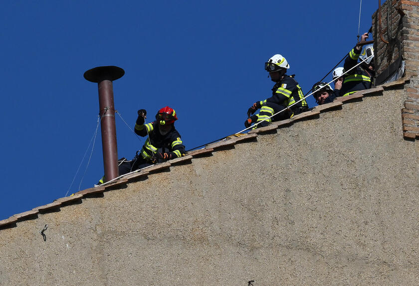 Conclave: lavori in corso, si monta il comignolo sulla Sistina