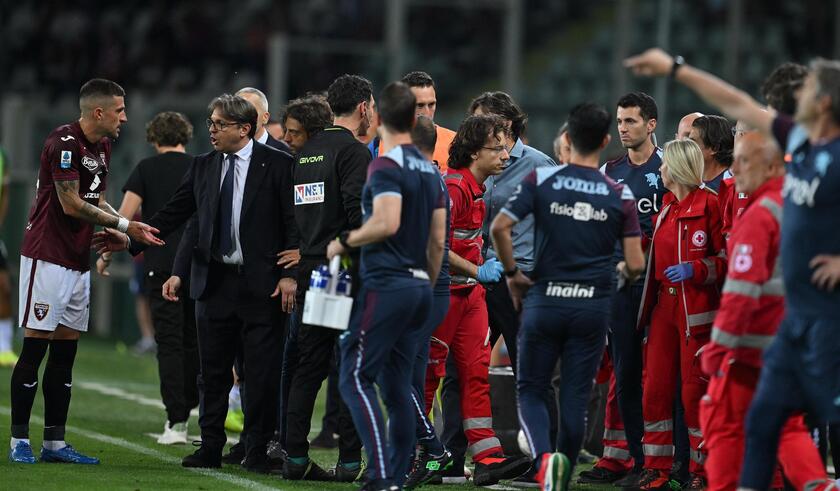 Paura per Vanoli, accusa lieve malore e cade, ma resta in campo