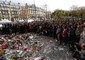 Parigi: un minuto di silenzio davanti al Bataclan © Ansa