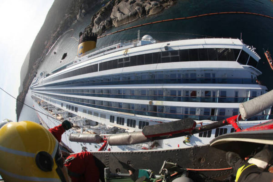 Operazione congiunta dei vigili del fuoco e del nucleo SAF sul relitto della Costa Concordia © Ansa