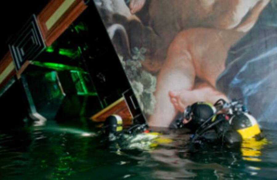 Palombari in azione sul relitto della nave Costa Concordia © Ansa