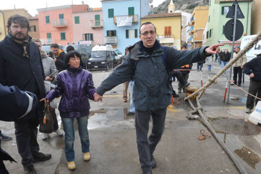 Maria Cristina Meduri (d) e Fabio Molinari (s) due naufraghi di Terni che sono tornati per riconsegnare le coperte che gli abitanti dell'isola del Giglio gli avevano dato nell'emergenza © Ansa