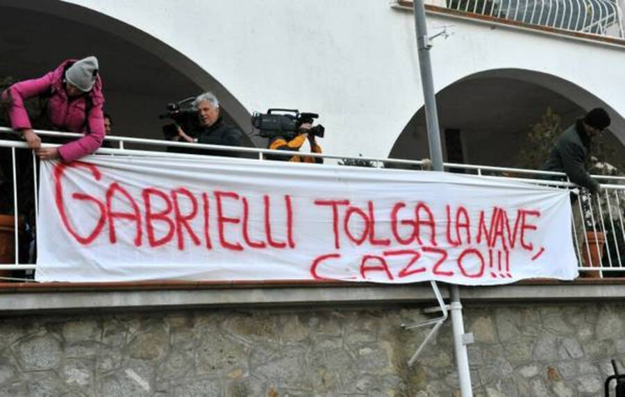 Lo striscione apposto fuori dall'hotel Bahamas, sede della riunione spontanea degli abitanti del Giglio © Ansa