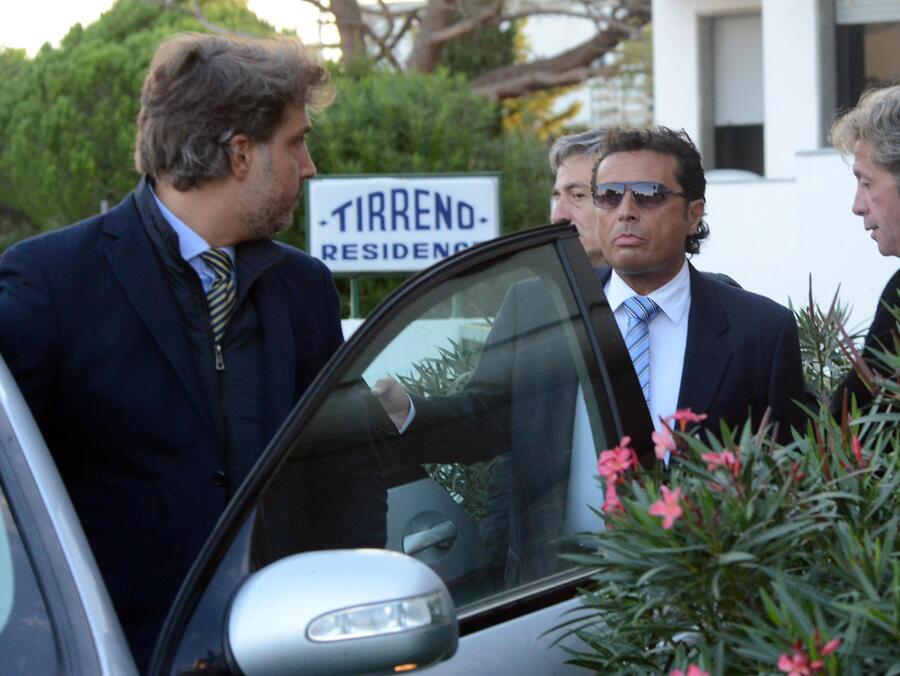 Il capitano Francesco Schettino esce da residence Tirreno dove ha trascorso la notte, Marina di  Cecina (Grosseto) © Ansa