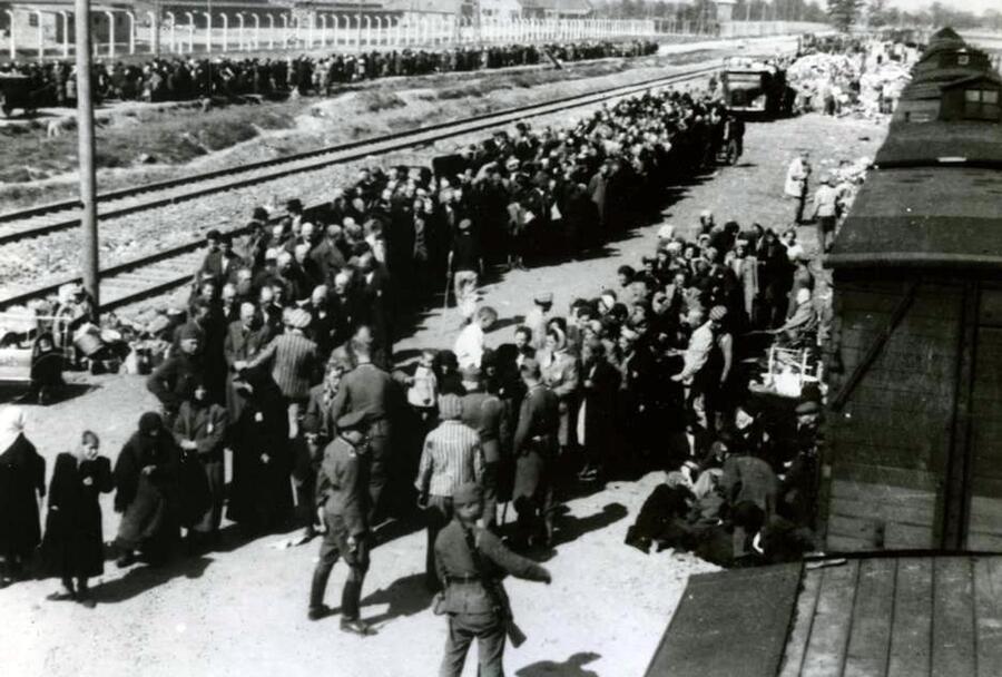 Foto d'epoca e le mappe del campo di concentramento di Auschwitz-Berkenau © Ansa