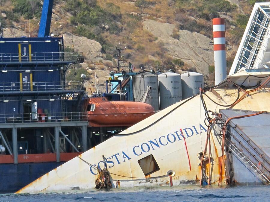 Concordia: attesa al Giglio, tra operai e turisti © Ansa