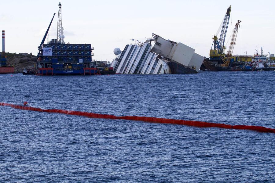 Concordia, al Giglio in attesa della rotazione © Ansa