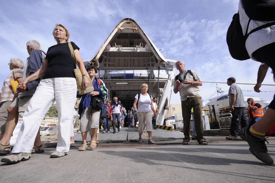 La nave Concordia torna in asse © Ansa