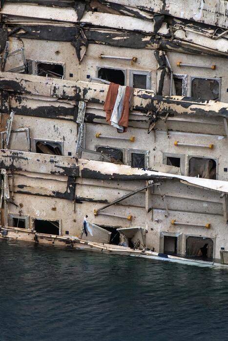 Un dettaglio della nave Costa Concordia dopo le operazioni di rotazione © Ansa