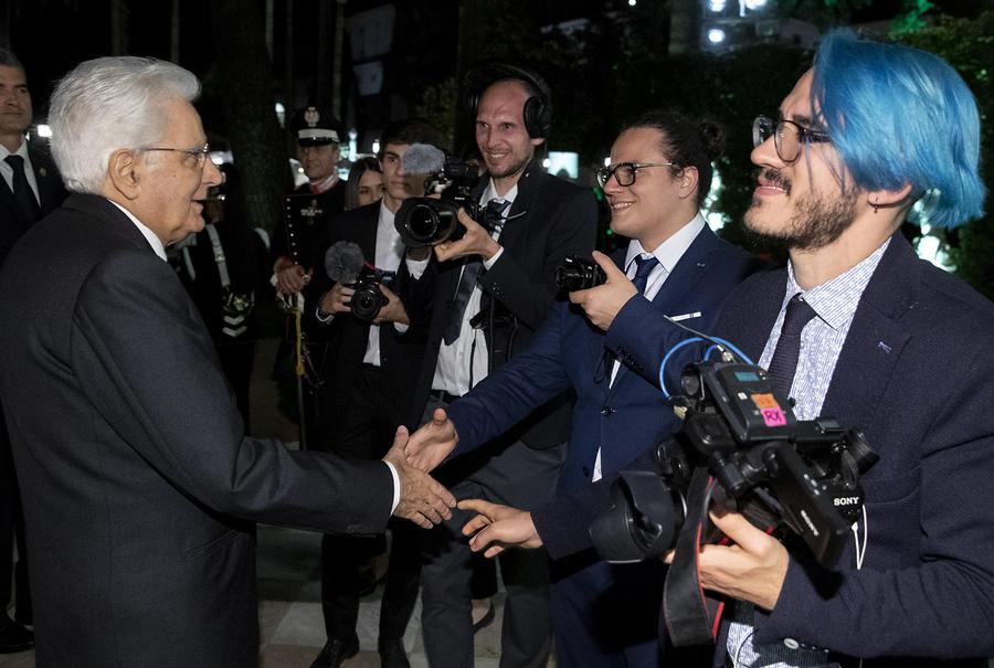 Sergio Mattarella con un gruppo di giovani influencer durante il  ricevimento al Colle/ foto Quirinale © Ansa