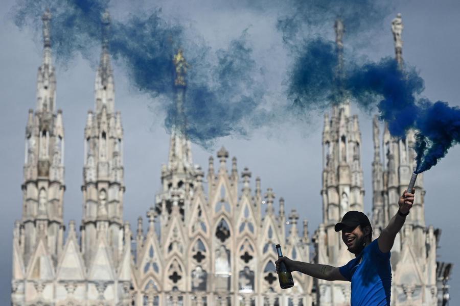 La festa scudetto dei tifosi dell'Inter in Piazza Duomo © Ansa