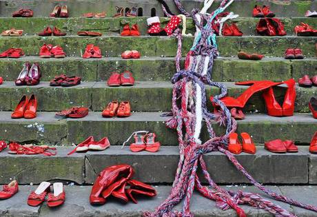 8 marzo: Scarpe rosse a Firenze per dire no alla violenza sulle donne