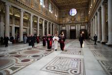 Papa a S.Maria Maggiore saluta studenti