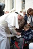 Papa Francesco firma gesso di una bimba