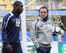 BALOTELLI SIEMPRE FOCO ATENCION, PRANDELLI LO DEFIENDE