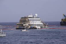 La Concordia riemerge dal mare