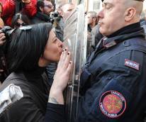 E la ragazza baciò lo scudo in piazza