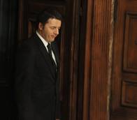 RENZI COMPLETES SLENDER TEAM, ACTS TO AVERT ROME CRISIS