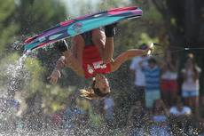 Acrobazie sull'acqua quasi in volo o a testa in giu' 