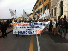 Crisi, corteo 'caschi gialli' con i tir