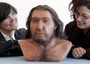 Due donne osservano una ricostruzione di un uomo di Neanderthal esposta al Rheinisches Landesmuseum di Bonn