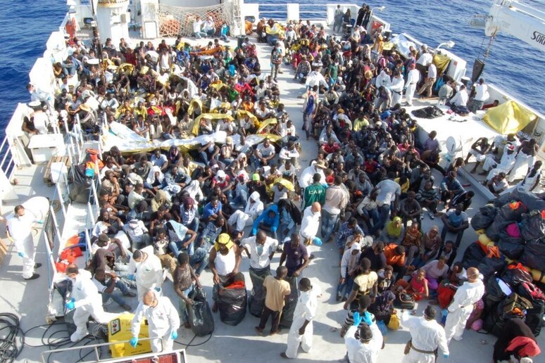 Immigrazione: intervento per salvare migranti abbandonati da scafisti - RIPRODUZIONE RISERVATA