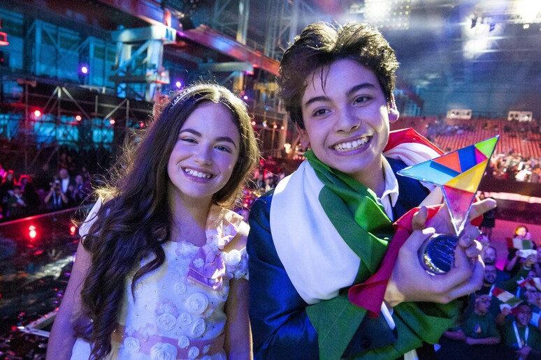 Gaia Cauchi (s), vincitrice Junior Eurovision Song Contest 2013, posa con l 'italiano Vincenzo Cantiello (d), vincitore dell 'edizione 2014 © ANSA/EPA