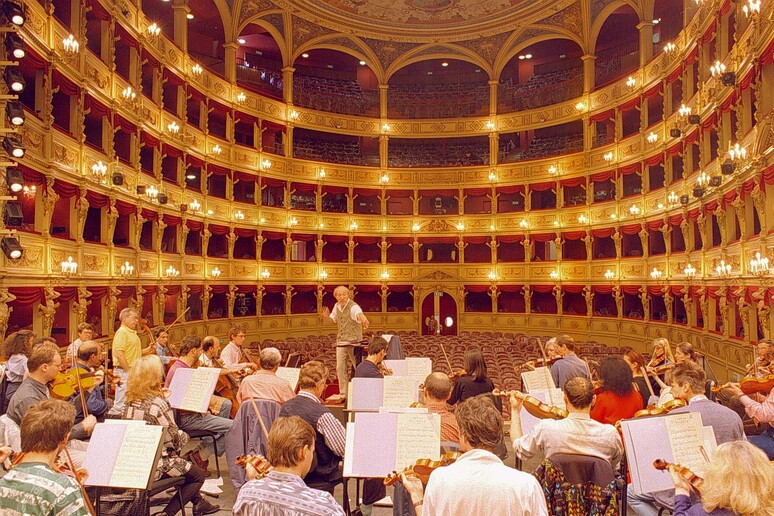 - RIPRODUZIONE RISERVATA
