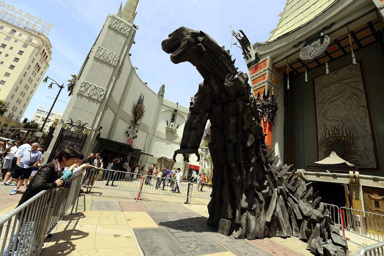 A six meter plus tall Godzilla in front of TCL Chinese Theatre © ANSA/EPA