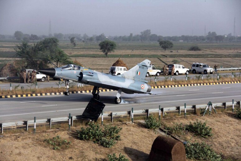 Il Mirage-2000 mentre atterra sulla Yamuna Expressway © ANSA/EPA