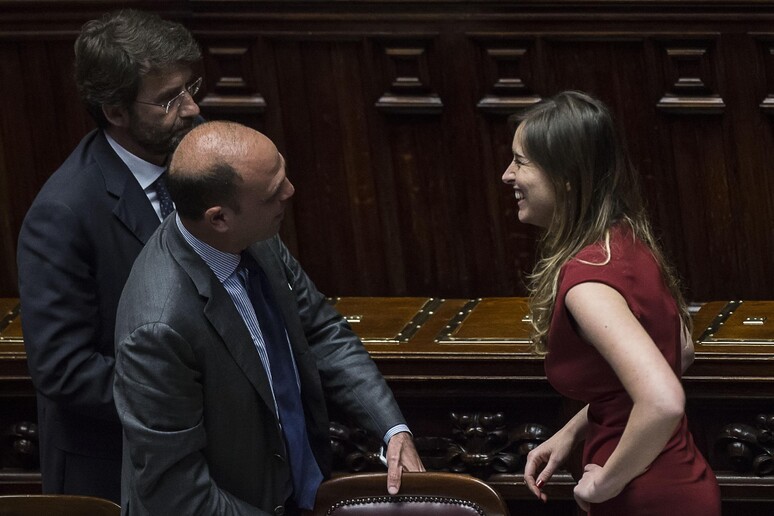 Il ministro delle riforme e rapporti col parlamento Maria Elena Boschi con i ministri Dario Franceschini e Angelino Alfano alla Camera - RIPRODUZIONE RISERVATA